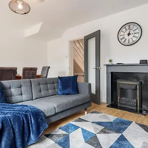 Holiday home Carlile House - 5 Bedroom, Sleeps 8, Free Parking, 2 Bathrooms By Damask Homes, London